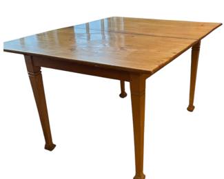 Early American maple extension dining table. Comes with 1 leaf. Available for pre-sale starting Wed/Feb 19. Call or text 931-996-2642 for pricing and details on or after the 19th.