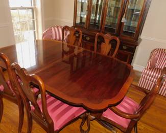 American Drew Banded Mahogany Pedestal Dining Table & 6 Chairs