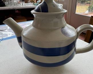 Pottery tea pot