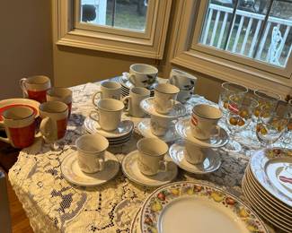  VERY PRETTY  SET  CHINA 