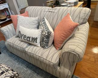  NICE LOVE SEAT