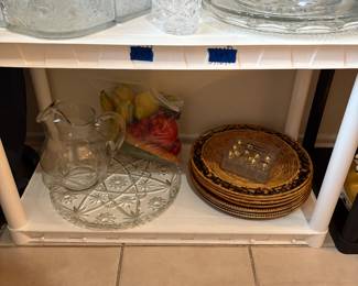 Wicker plate holder