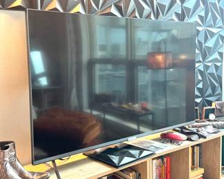 TCL 55-inch 6-Series 4K UHD Dolby Vision HDR QLED Roku Smart TV - 55R635, 