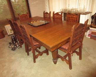 Antique quartersawn oak dining table with 8 chairs and several leaves