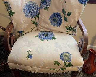 Beautiful antique chair $125