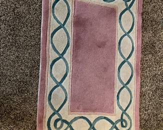 Mauve area rug
I did not get measurements but it’s small like for in front of a door. $10