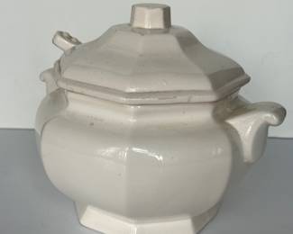 Ceramic soup turrein