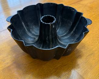 #35 Vintage Wagner #8 Bundt pan $100
