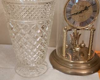 Various decorative items, clocks and more.