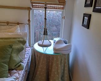 SIDE TABLE WITH LAMP