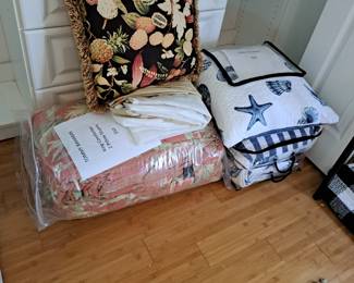 TOMMY BAHAMA KING COMFORTER AND OTHER DECORATIVE LINENS