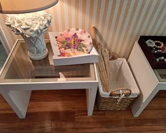 INTERESTING TROPICAL SEA SHELL LAMP AND CLOCK, PARASOL AND BASKET