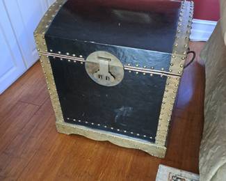 SMALL STORAGE TRUNK