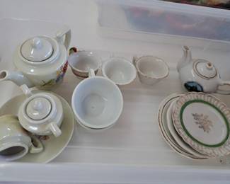 CHILD TEA SET AND PLATES