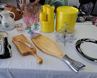 OUTDOOR SERVING PIECES