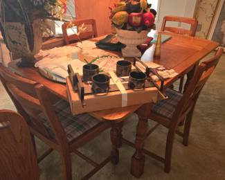 Table & chairs, linens & decor