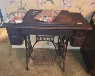 Singer sewing machine - closed