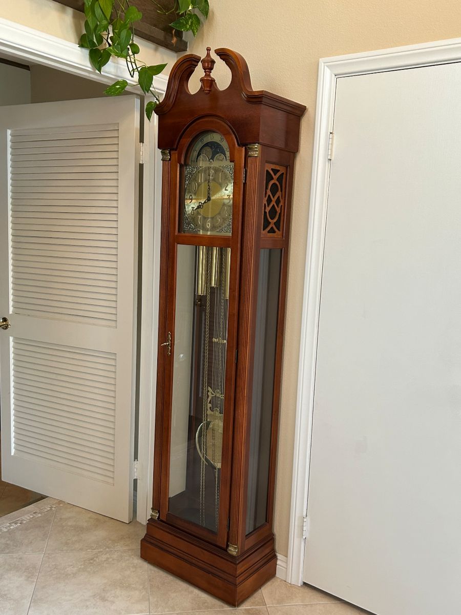 Stunning Ridgeway Grandfather clock in excellent visual condition and fully operational.