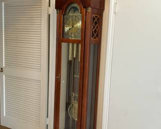 Stunning Ridgeway Grandfather clock in excellent visual condition and fully operational.