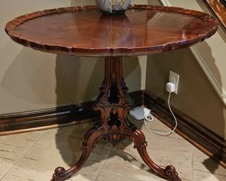 HICKORY CHAIR COMPANY MT. VERNON CARVED MAHOGANY PIE CRUST TABLE