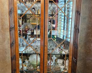 Henredon Natchez Curio Cabinet 