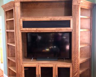 Custom built wall unit (3 pieces)
High quality craftsmanship