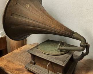 Victor V Phonograph With Wood Horn 
