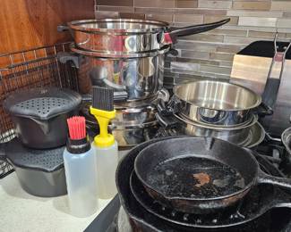 Cordon Bleu cookware, cast iron (2 are Lodge) and Pampered Chef