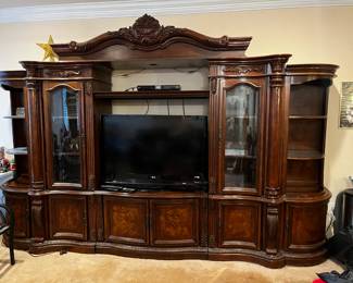 #21	display cabinet/tv stand in 7pieces 15ft Lx 24x8 ft tall (1st&5pc 24 w 2&4 pc 27 w mid 47 w 	 $475.00 			
