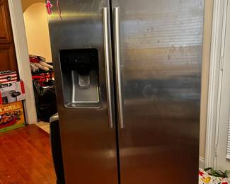 #19	Samsung RH25H56113 SXS 25 cu stainless frig as is broken shelf on door not clean	 $125.00 			

