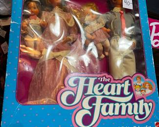 #189	mattel the heart family Deluxe set mom, dad, boy, Girl babies	 $40.00 			

