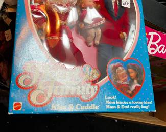 #196	Mattel the heart family kiss and cuddle  mom,dad, 2 babies	 $60.00 			
