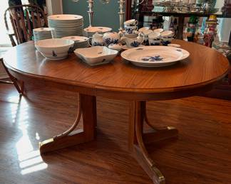 oval dining table with extra leaf