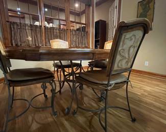 Detail table and chairs that match island and stools 