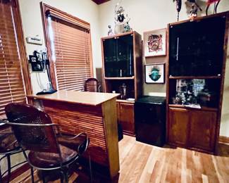 Bar, stools and accessories 