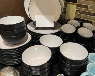 Black/White dishes