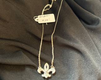 Fluer de lei silver pendent