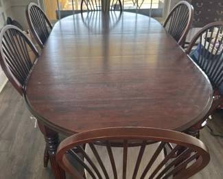 Dining table 5 chairs with an additional leaf.