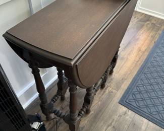 Drop-leaf table