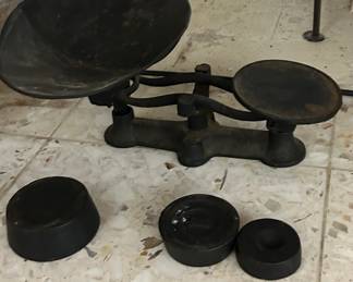 Vintage Penn Cast Iron merchants balance scale with weights
