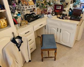 Makeup bench