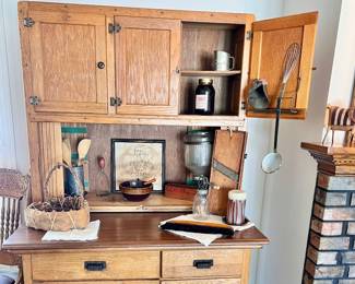 Vtg. Oak Hoosier Kitchen cabinet - w/original glass flour sifter  