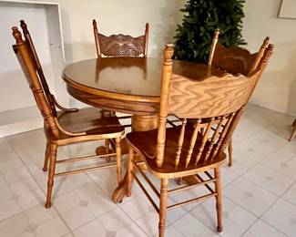 Oak table w/4 matching chairs 