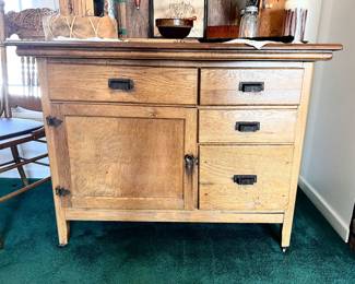 Vtg. Oak Hoosier Kitchen cabinet - w/original glass flour sifter  