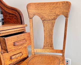Vtg. Oak chair