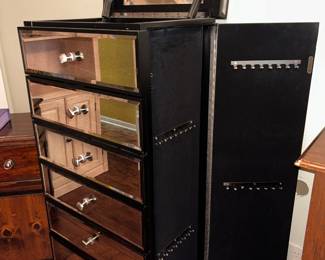 Necklace compartment 