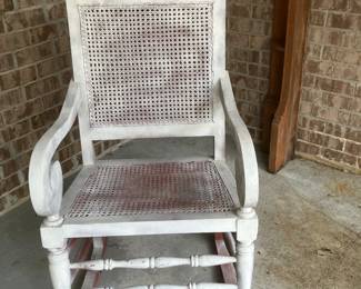 #53 $100	White Rocker. 23wx19dx44h