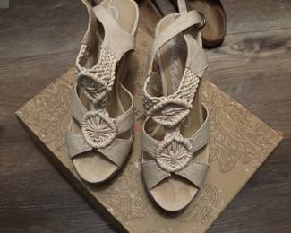 Women’s shoes size 8