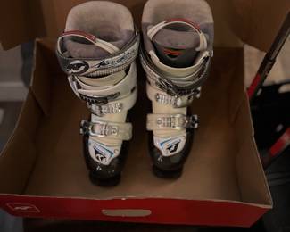 Women’s ski boots
