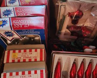 Vitnage glass ornaments